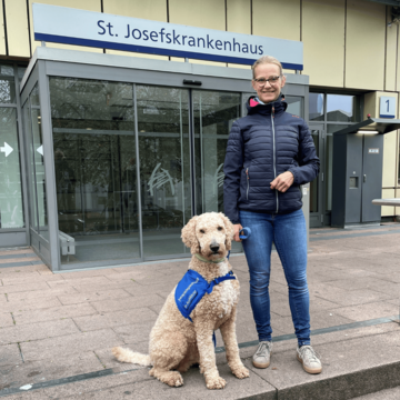 Das Bild zeigt Therapiehund Balou und sein Frauchen Andrea Mies